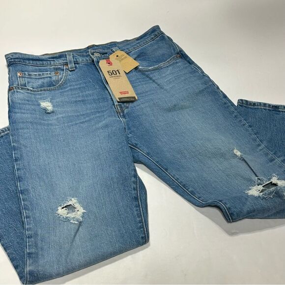 Levi’s NWT Cropped Distressed Light Wash Button Fly Jeans 30x26 - Picture 2 of 9